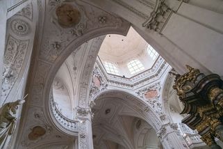 Katolická církev není soukromým majetkem jejích „papalášů“ - Médium.cz